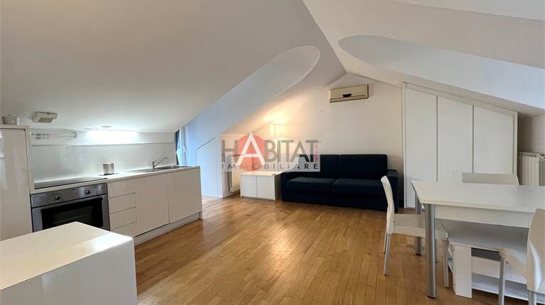 Ad.ze Porta Romana - mansarda arredata