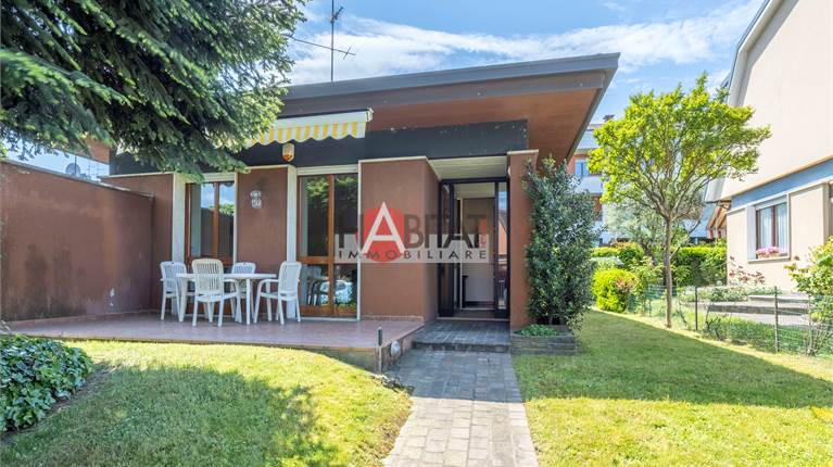 Arese (MI) –  Villa indipendente con giardino su 4 lati con box